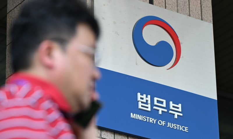 [속보] <b>법무부</b>, ‘수원지검 집단퇴정’ 검사들 <b>징계 청구</b>