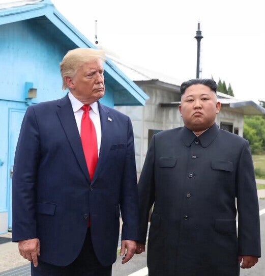 <b>트럼프</b>, 김정은 <b>사진</b> 올리고 “우리 사이 좋다”