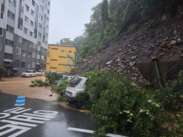 <b>거제</b> 아파트 덮친 <b>산사태</b>로 1명 <b>사망</b>