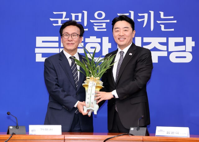 <b>김민석</b> “벽이 없는 원팀”…강훈식과 웃으며 포옹