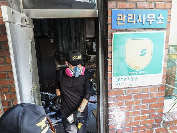지난 7월 23일 오전 8시 29분쯤 경북 경산시 사동 한 아파트 관리실 안에서 폭발 사고가 난 가운데 당국이 화재 현장을 살펴보고 있다. 연합뉴스