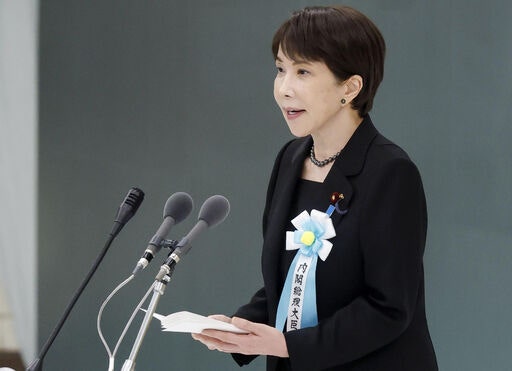 다카이치 사나에 일본 총리가 15일 2차대전 전사자 추모식에서 연설하고 있다.AP뉴시스