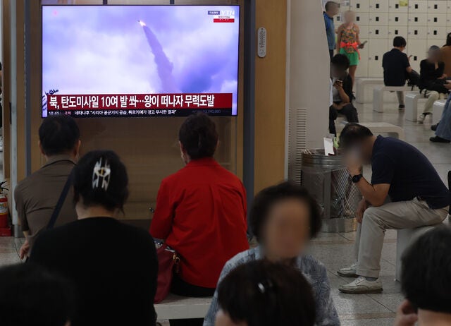 북한이 단거리 탄도미사일 10여 발을 무더기 발사한 지난 20일 서울역에 관련 뉴스가 나오고 있다. 연합뉴스