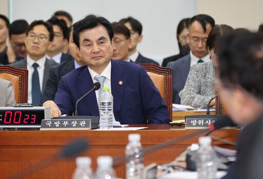 안규백 국방부 장관이 20일 여의도 국회에서 열린 국방위원회 전체회의에서 의원들의 질의를 듣고 있다. 뉴시스
