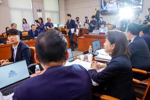 김태규 국민의힘 법제사법위원을 비롯한 소속 의원들이 19일 서울 여의도 국회에서 열린 법제사법위원회 전체회의에서 서영교 국회 법제사법위원장의 회의 진행방식에 대해 항의하고 있다. 뉴시스