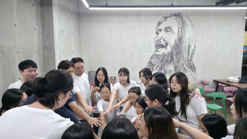 하늘꿈연동교회 BTS찬양팀원들이 21일 경기도 수원의 교회 예배당에서 예배에 들어가기에 앞서 손을 모으며 ‘화이팅’을 외치고 있다.