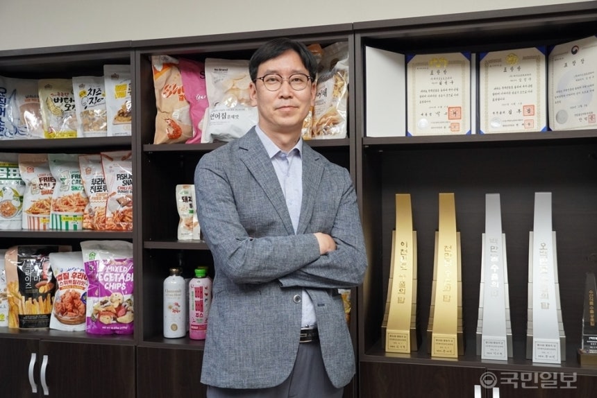 김성구 바이오포트코리아 대표가 부산 기장군 본사에서 100만·500만·1000만·2000만불 수출의 탑과 대통령·국무총리·산업통상자원부 장관 표창, 자사 제품 등을 배경으로 기념촬영을 하고 있다.