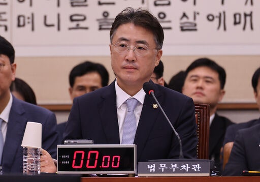 이진수 법무부 차관이 21일 여의도 국회에서 열린 법제사법위원회 전체회의에 출석해 자리하고 있다. 뉴시스