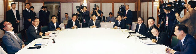심상찮은 지지율… 당정,‘사실상 증세’ 반감 확산에 노선 선회