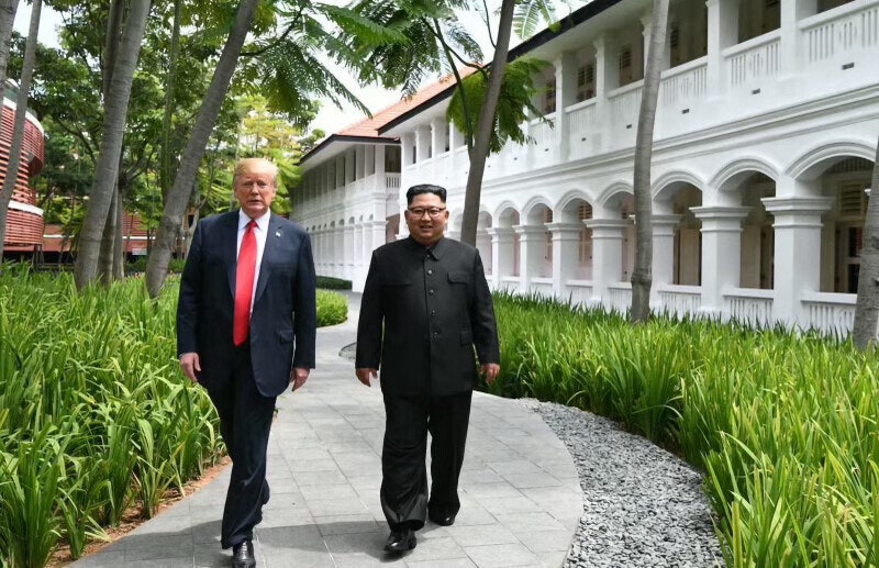 <b>트럼프</b>, <b>김정은</b>과 찍은 <b>사진</b> 또 게시…'노딜' 하노이 <b>사진</b>은 뺐다
