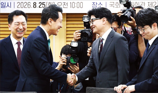옛 친윤계 모임 나란히 참석한 오세훈·한동훈 ‘反장동혁 협공’