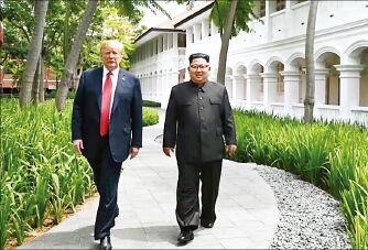 트럼프 또 김정은과 투샷 3장 올려… 노딜 사진은 뺐다