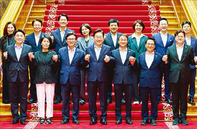 “왼쪽 너무 안 챙겼다 더 품고 가야”… 李, 민주 신임 지도부 만찬서 당부