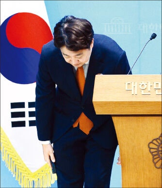 취임 1년여 만에 대표직 내려놓은 이준석… 활로는 막막