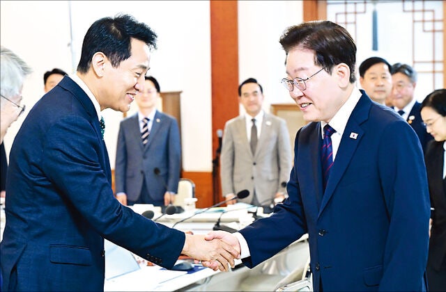 靑 “상당한 국가채무 줄어들 것”… 미래기금 ‘쌈짓돈’ 지적 대응