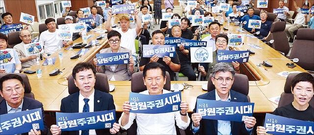 이중당적 확인 말은 쉽지만… ‘힘의 원천’인데 누가 까겠나