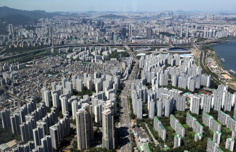 세제개편안 발표 한 달… 강남 거래 뚝, 외곽 집값은 고공행진
