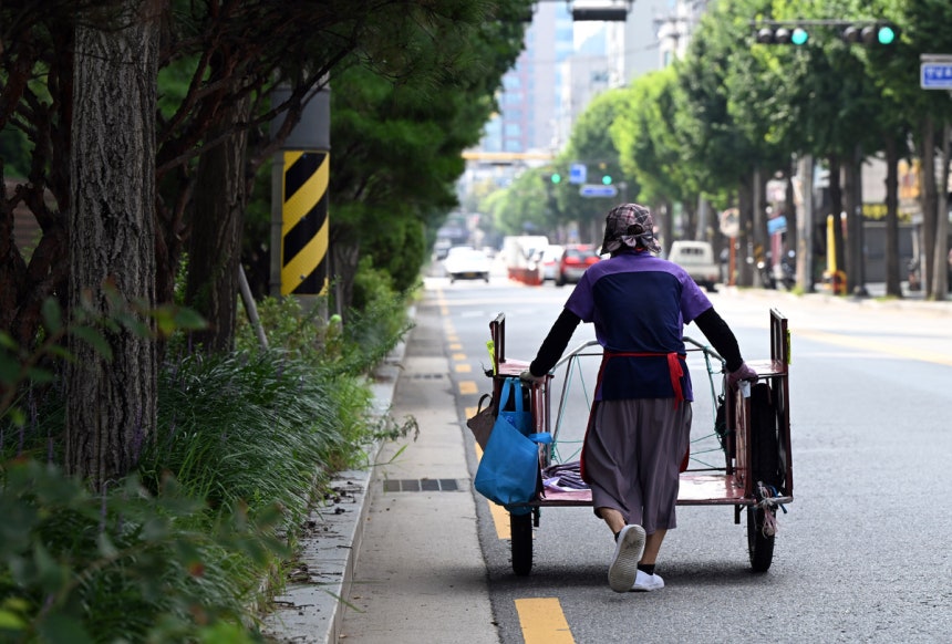 서울 마포구 연남로 일대에서 한 노인이 폐지 리어카를 밀고 있다. 최현규 기자