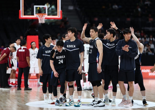 11일 일본 나고야 인터내셔널 아레나에서 열린 2026 아이치·나고야 아시안게임 조별리그 A조 2차전 인도네시아전에서 승리를 거둔 남자 농구 대표팀이 경기 후 하이파이브하고 있다. 연합뉴스