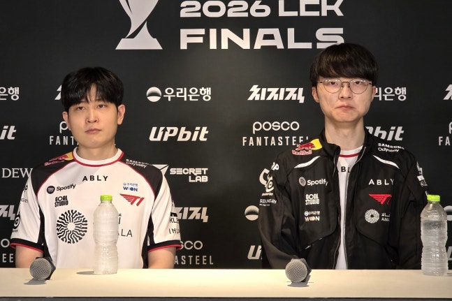 T1 임재현 감독대행(왼쪽)과 ‘페이커’ 이상혁.