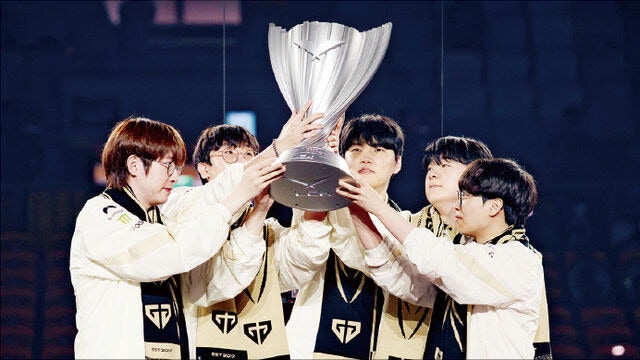 젠지가 지난 13일 서울 송파구 KSPO돔에서 열린 2026 LCK 결승전에서 한화생명을 3대 1로 이겨 우승했다. 우승 후 트로피를 들고 기뻐하는 젠지 선수단의 모습. 라이엇 게임즈 제공