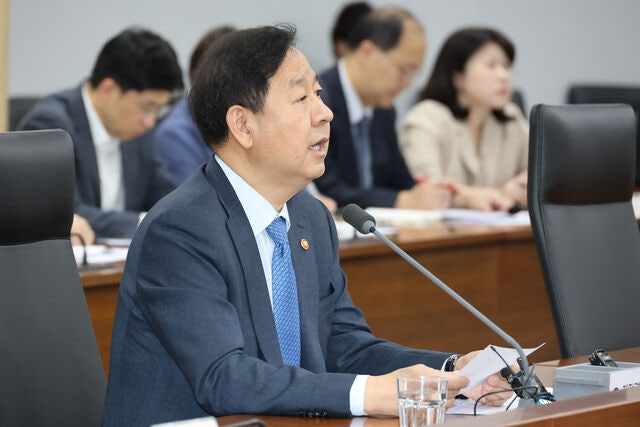 구윤철 “<b>추석연휴</b> 고속도로 기름값 ℓ당 100원 인하”