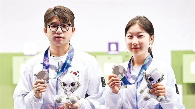 메달 색 바꾼 ‘두 발의 기적’