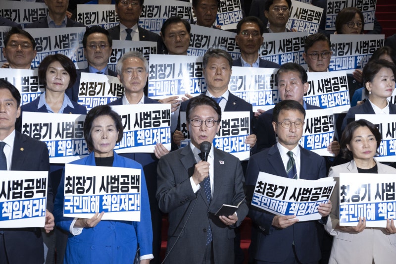與 “曺, 이 대통령 순방 중 기습 통보… 희대의 착란 진압해 국민주권 확립”
