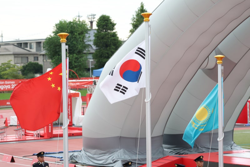 韓 소개하며 “차이나”… 애국가 대신 北국가