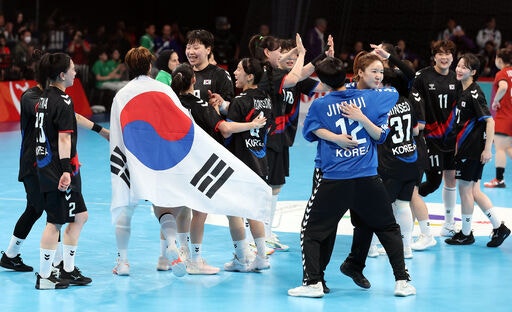 韓 <b>여자핸드볼</b>, 日 꺾고 8년 만에 <b>금메달</b>…8번째 우승