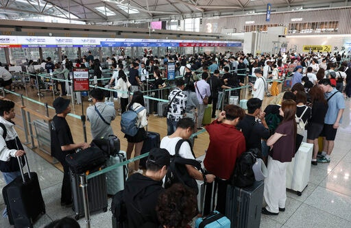 민족대명절 추석 연휴를 하루 앞둔 23일 오전 인천국제공항 제1여객터미널 출국장이 내외국인 여행객들로 붐비고 있다.뉴시스