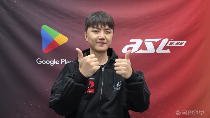 박상현이 28일 서울 강남구 소재 프릭업 스튜디오에서 열린 ASL 시즌22 8강전에서 이제동을 세트 스코어 3대 1로 제압한 뒤 미디어 인터뷰에서 포즈를 취하고 있다.
