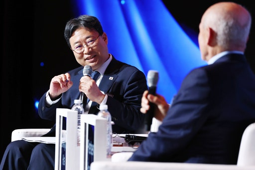 하준경 대통령비서실 경제성장수석이 지난 5월15일 오후 서울 중구 웨스틴조선호텔에서 ‘성장 추세 반전을 위한 경제 패러다임 전환’을 주제로 열린 콘퍼런스에서 노벨 경제학상 수상자인 피터 하윗 미국 브라운대 명예교수와