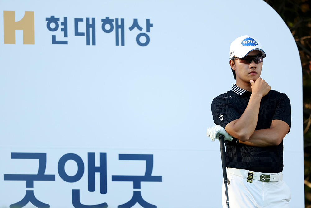 “어릴 적 꿈에 한 발짝”…<b>송민혁</b>, ‘우상’ 최경주 대회 첫날 <b>단독</b> 선...