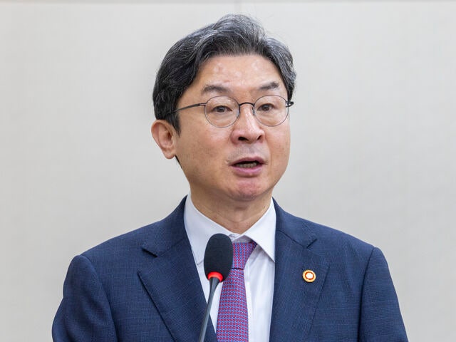 이억원 금융위원장이 26일 국회에서 열린 정무위원회 전체 회의에 출석해 2025 회계연도 결산안 통과에 대한 인사말을 하고 있다.연합뉴스