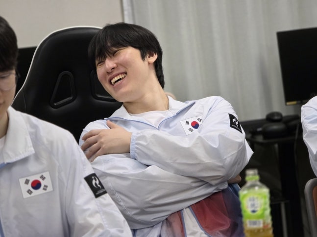 LoL 대표팀이 2일(현지시간) 일본 아이치현 도코나메 아이치 스카이 엑스포에서 열린 2026 아이치·나고야 아시안게임 e스포츠 LoL 결승전에서 대만을 3대 0으로 이겨 금메달을 땄다. 대표팀은 시상식과 믹스트존 인터뷰를 비롯한 공식 일정을 마친 뒤 e스포츠 대표팀의 베이스캠프에서 추가 인터뷰에 응했다. ‘제카’ 김건우가 활짝 웃고 있다. 사진=공동취재단