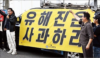“유해진 사과하라” 자택 앞 집회… ‘암살자(들)’ 후폭풍