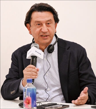 호세 무뇨스 현대자동차 대표이사 사장 지난 1일(현지시간) 미국 뉴욕 롱아일랜드 시티 리버 사운드 스튜디오에서 진행된 신형 투싼 월드 프리미어 행사를 마친 뒤 국내 언론 간담회에서 질문에 답하고 있다.현대차 제공
