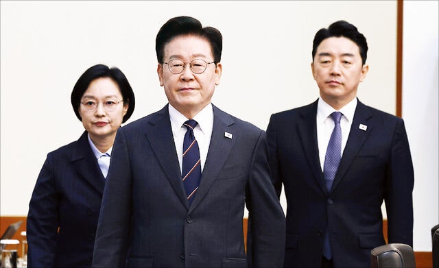 [포토] 총리·비서실장과 나란히 입장