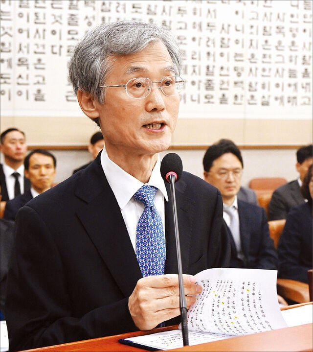 조희대 대법원장이 6일 국회 법제사법위원회의 대법원 국정감사에서 인사말을 하고 있다.조 대법원장은 이날 대법관 재제청을 둘러싼 공방 과정에서‘제2의 윤석열을 꿈꾸는 거냐’는 질문에 “그런 말씀은 모욕적”이라고 답