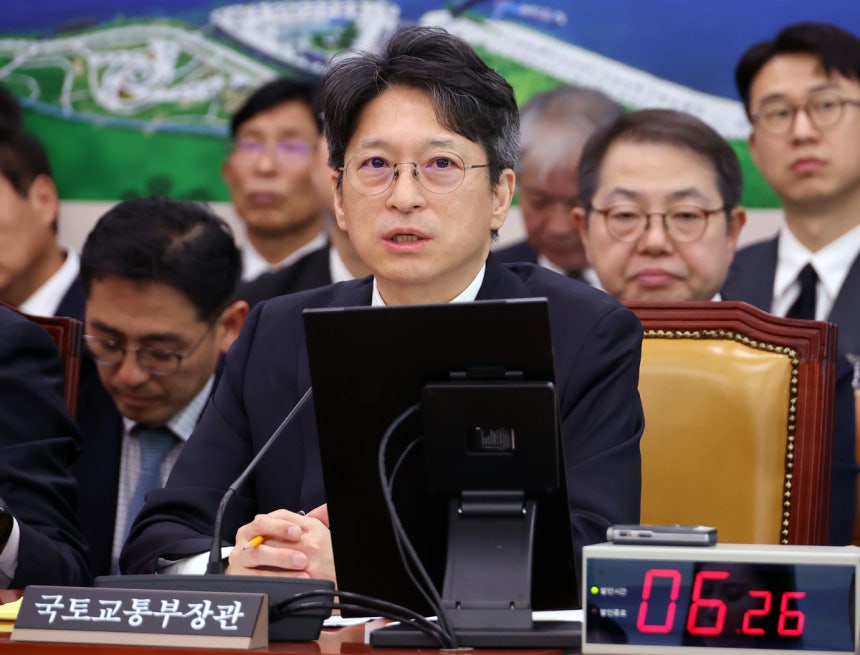 홍지선 국토교통부 장관이 7일 국회 국토교통위원회에서 열린 국토교통부 등에 대한 국정감사에서 의원 질의에 답하고 있다.연합뉴스