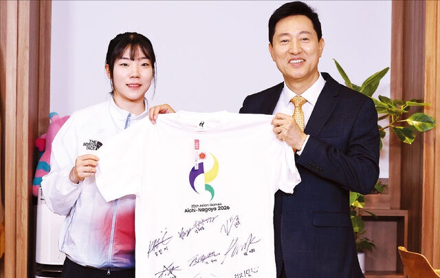 [포토] 아시안게임 기념품 전하는 전하영