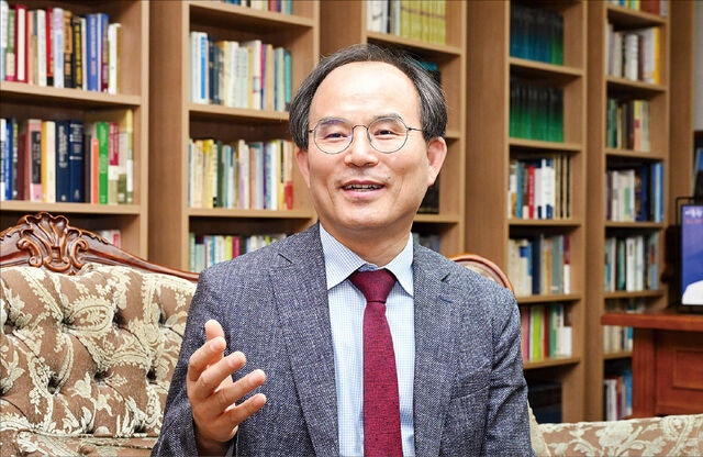 “고단한 변방에서 보는 하나님은 더 듬쑥합니다”