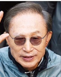 이명박 “경제 강국인데 정치 못 따라가 안타까워”