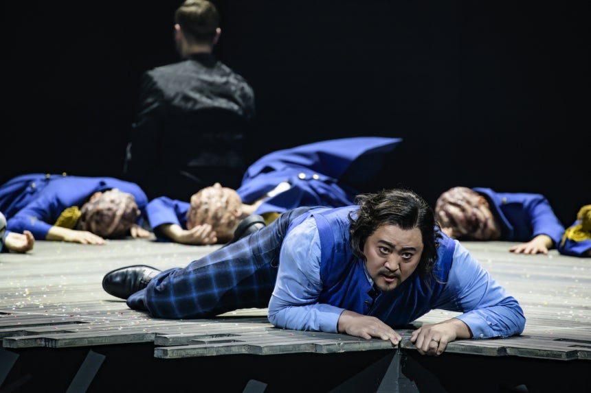바리톤 이상민이 2025년 2월 독일 뉘른베르크 국립극장에서 공연된 베르디의 오페라‘맥베스(Macbeth)’에서 주인공 맥베스 역을 맡아 연기하고 있다.
