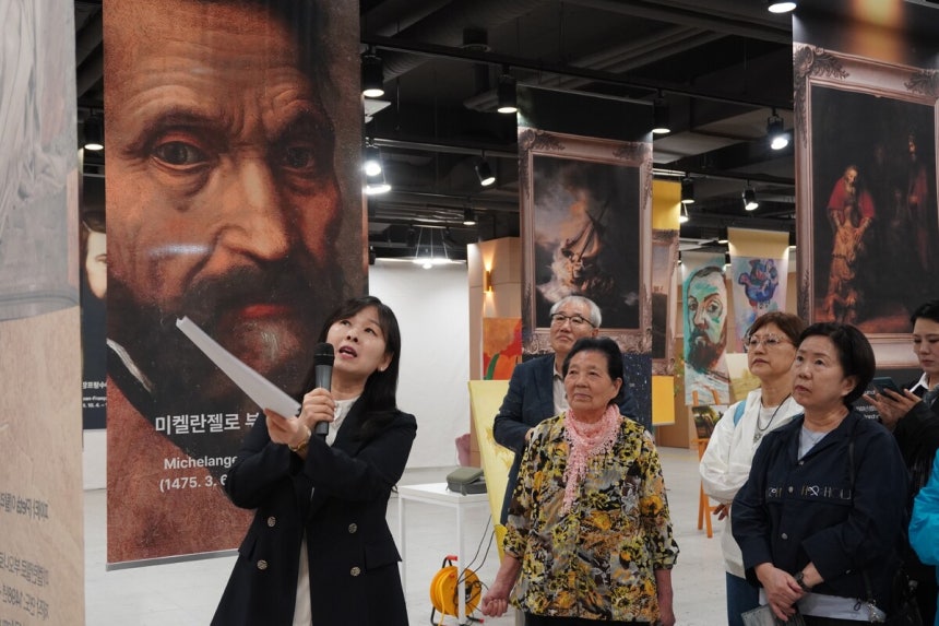 심유림 권사가 9일 서울 서초구 시온교회에서 열린‘캔버스 위에 흐르는 클래식’행사에서 관람객들에게 피에타에 대해 설명하고 있다.