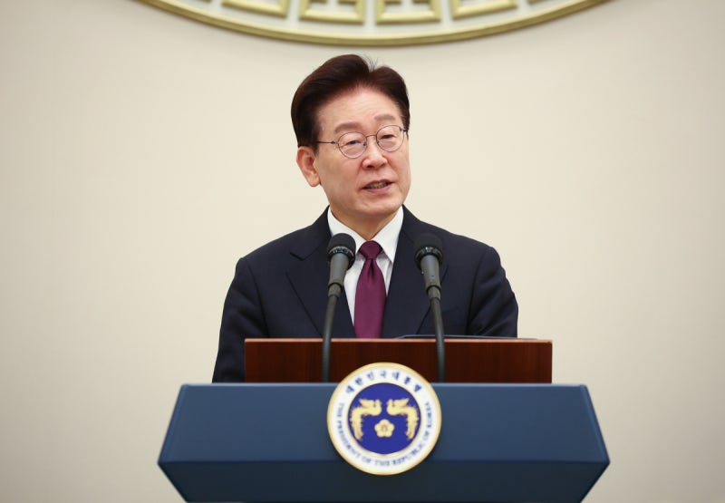 李 "<b>SNS소통</b> 계속할 것…댓글<b>소통</b> 조롱당한 노무현 떠올라"