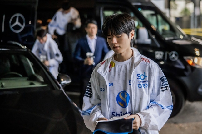 2022년 젠지와의 LoL 월드 챔피언십 준결승전을 앞두고 경기장으로 향하고 있는 김혁규. 라이엇 게임즈 제공