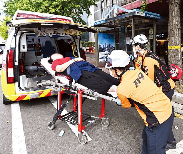 “양손에 흉기 묶고 휘둘러, 곳곳서 비명”… 또 공공장소 참극