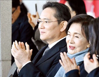이재용(왼쪽) 삼성전자 회장과 홍라희 리움미술관 명예관장이 지난해 11월 28일 경남 창원 진해구 해군사관학교에서 열린 제139기 해군사관후보생 임관식에 참석해 박수를 치고 있다.연합뉴스